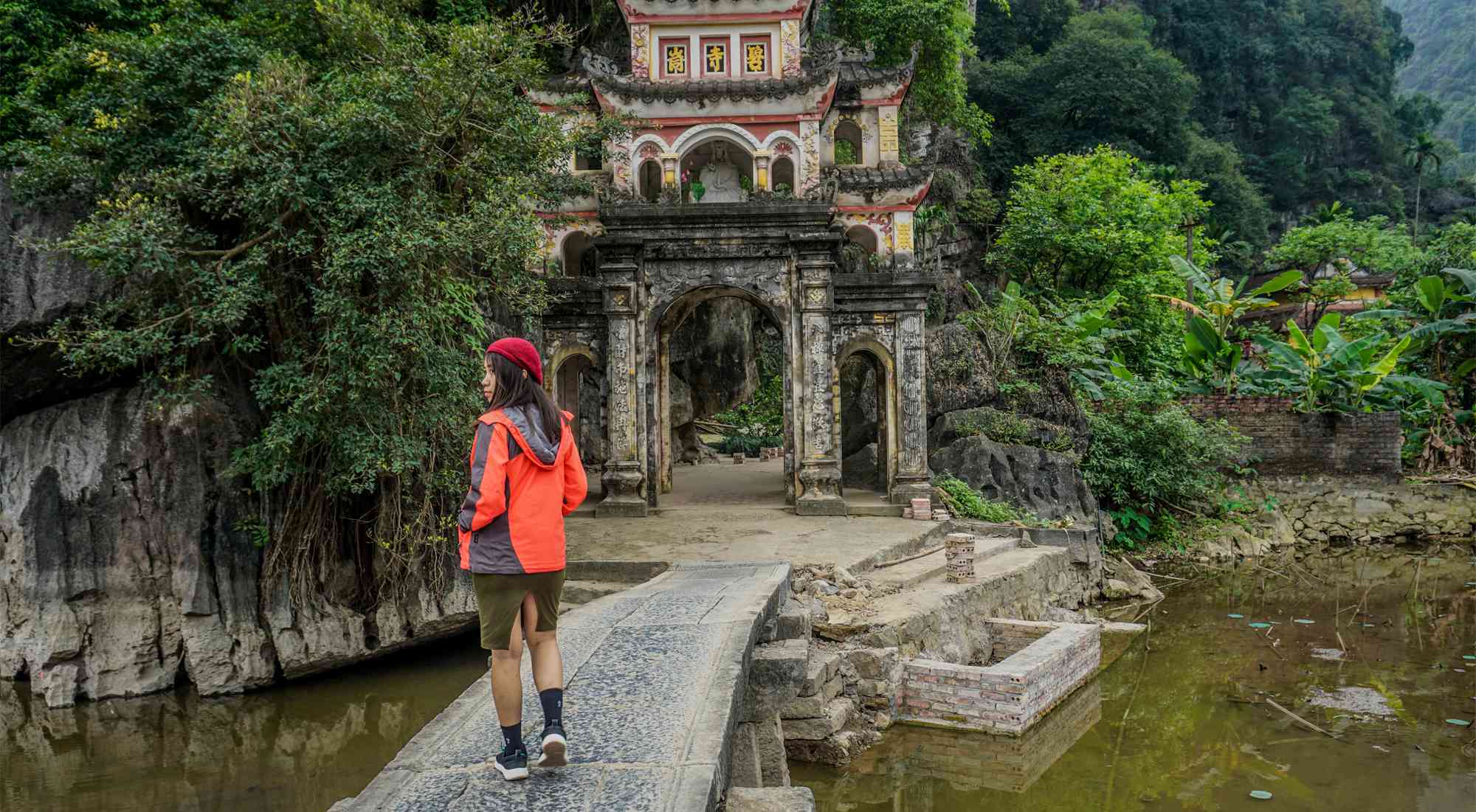 VIETNAM  The Pagodas of Bich Dong