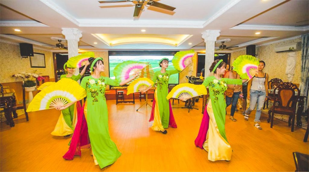 diner cruise Ho Chi Minh City over the Saigon river