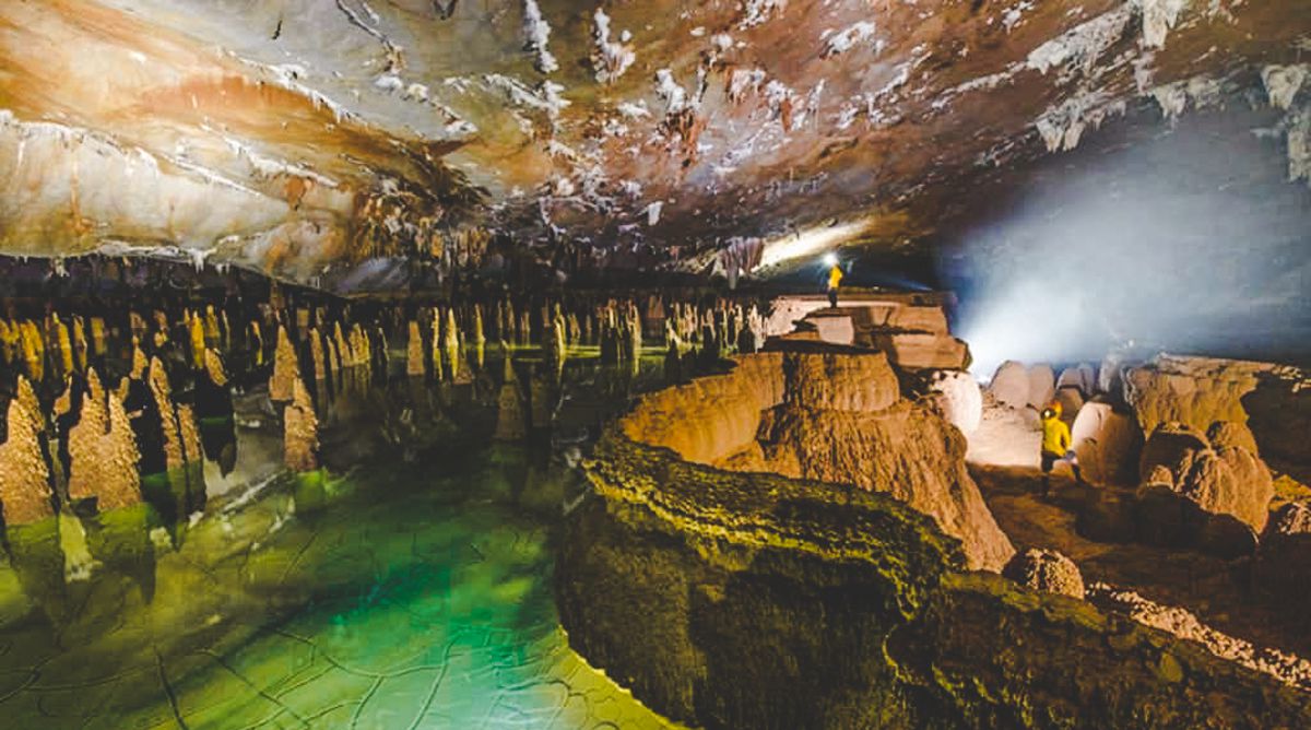 Hang Va cave tour