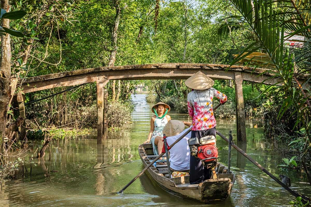 sampan boat trip in Mekong Delta Cai Be
