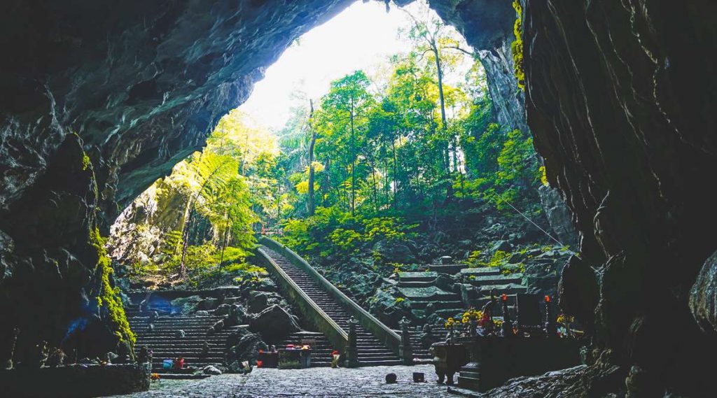 cave of Perfume pagoda