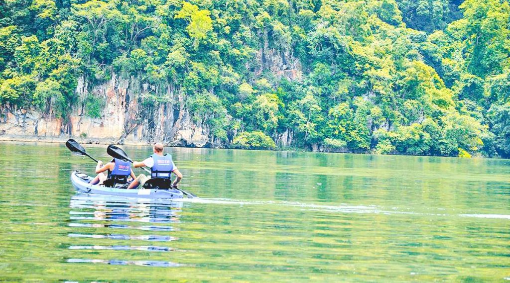 kayaking in Ba Be lake