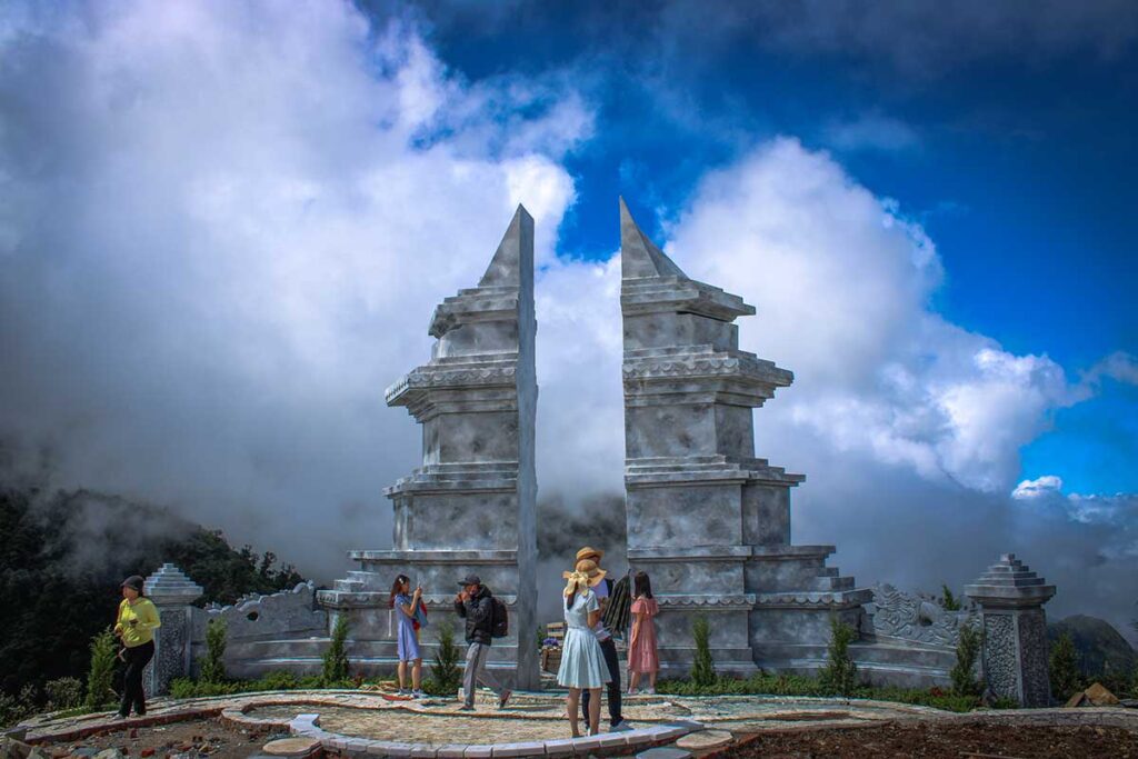 A kitchie balinese gate at Sapa Heaven’s Gate