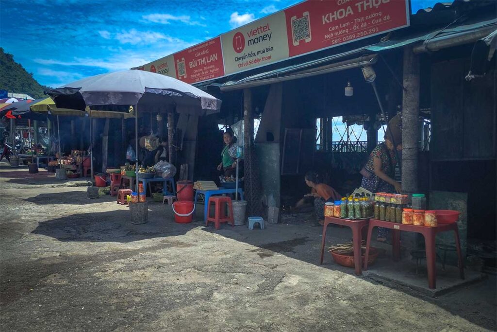 People selling snacks and drinks at small shops on the top of the pass giving the nickname Thung Khe Market