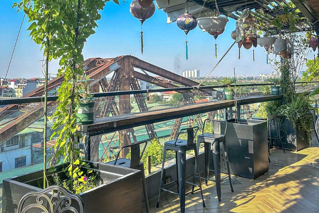 The terras of Bridge Coffe with a viewpoint over Long Bien Bridge