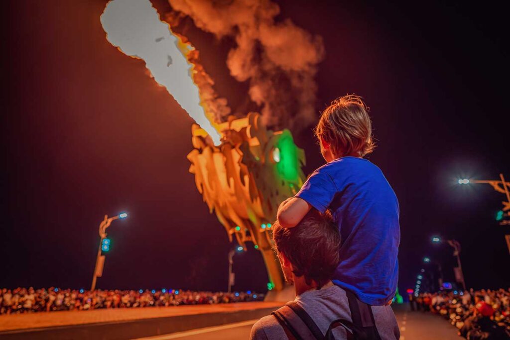 Da Nang with kids – watching the Dragon Bridge fire show at night, one of the city’s most exciting family-friendly attractions