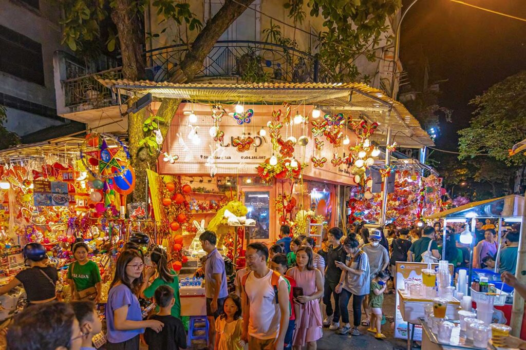 People shopping for Mid Autumn Festival in Hanoi