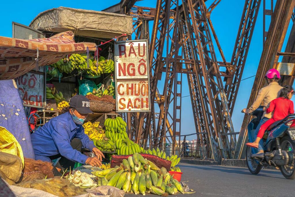 A fruit vendor set up a street stall right on Long Bien Bridge