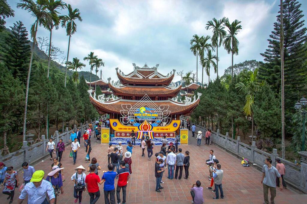 Crowds are entering the Perfume Pagoda during Perfume Pagoda Festival