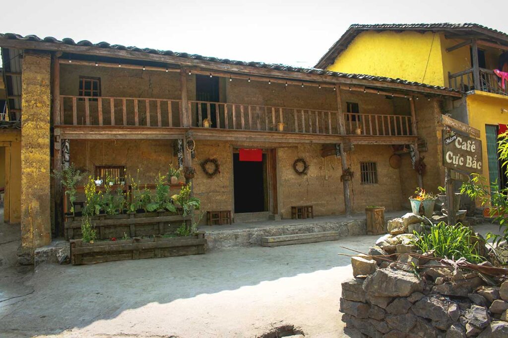 Lo Lo Chai village café – A traditional Lo Lo clay house converted into a small café for visitors, offering an authentic cultural experience.