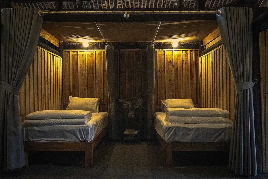 Two beds in the dorm room of Nha Moc Homestay