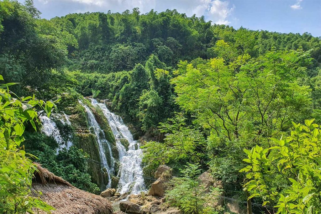 Go Lao Waterfall seen from the road