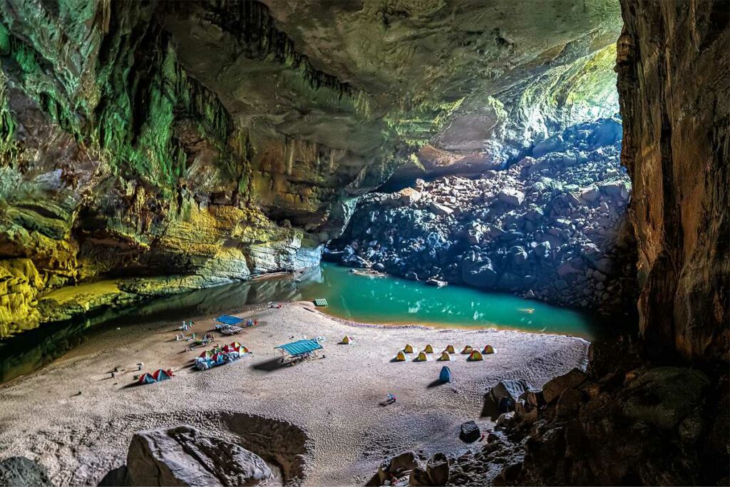 Hang En cave camping