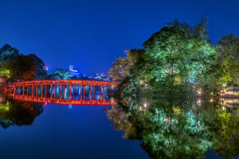 Hoan Kiem at night