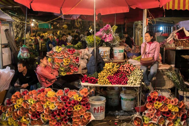 Quang Ba flower market