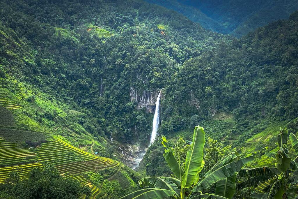 Hang De Cho Waterfall seen from far away