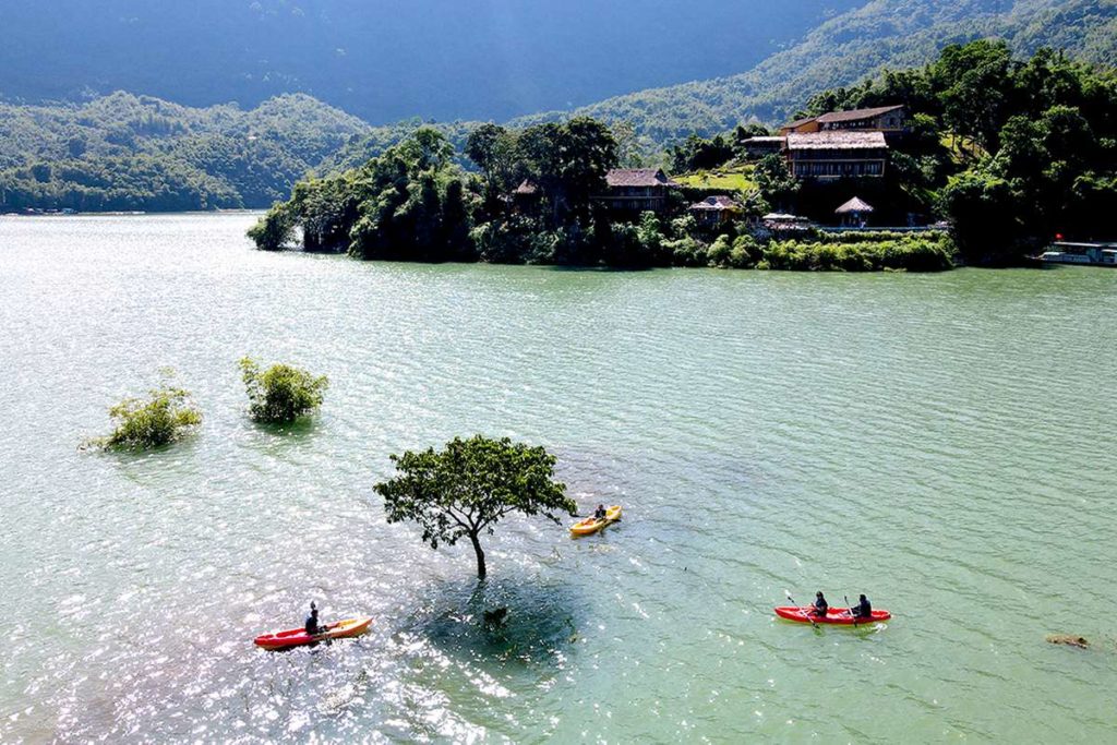 kayaking in Hoa Binh lake
