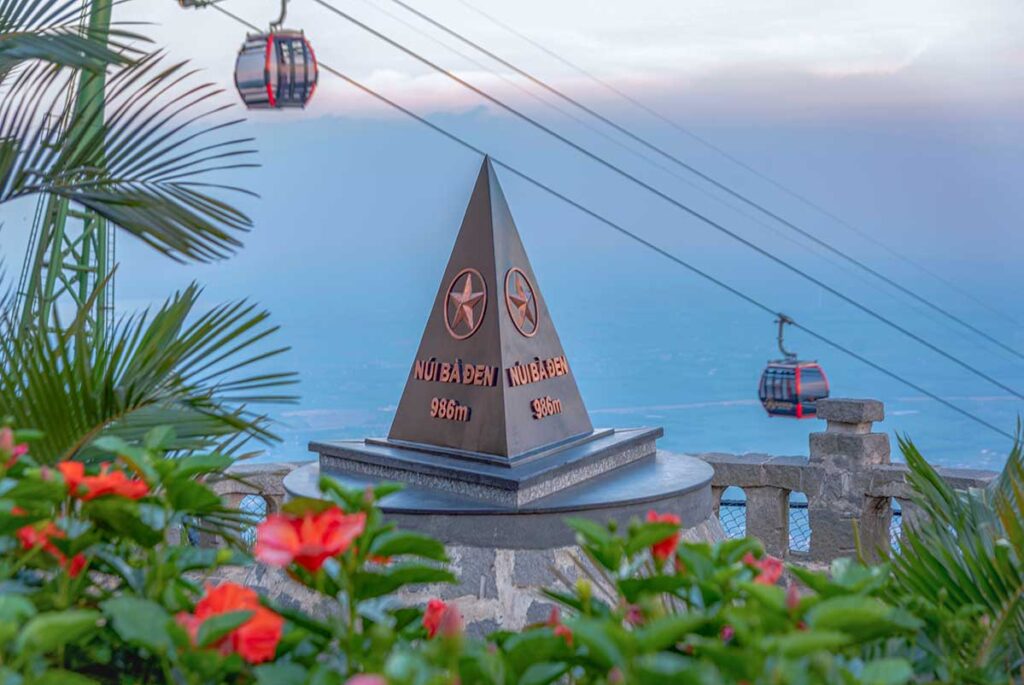 A indicator in pyramid shape indicated the peak of Nui Ba Den at 986m