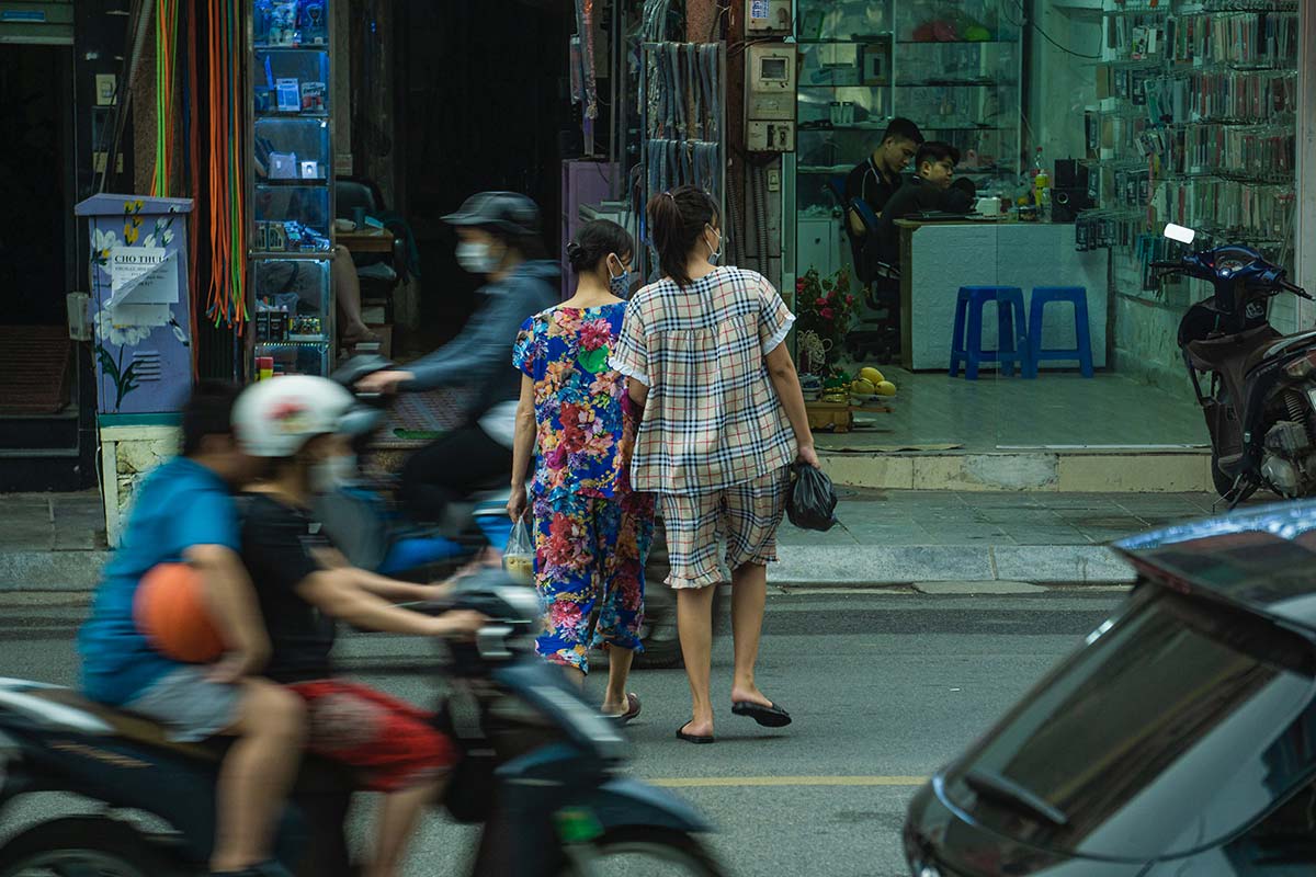 Saigon Traffic - How to cross a street in Vietnam ?