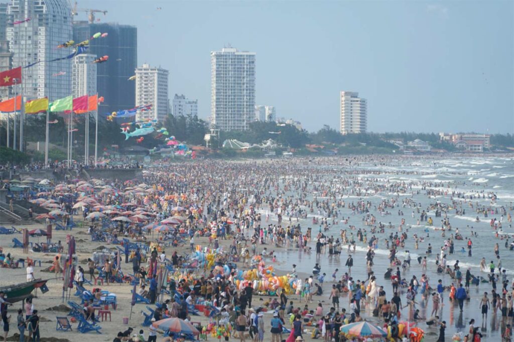 crowded beach at Vung Tau while traveling during Reunification Day holiday