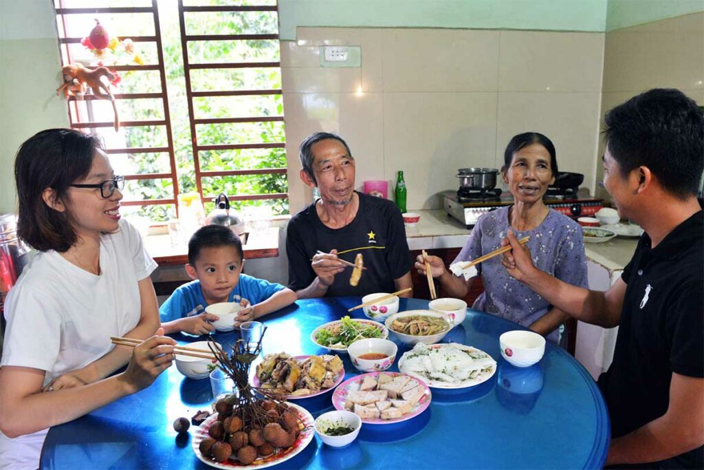 Vietnamese Food Etiquette 1024x683 