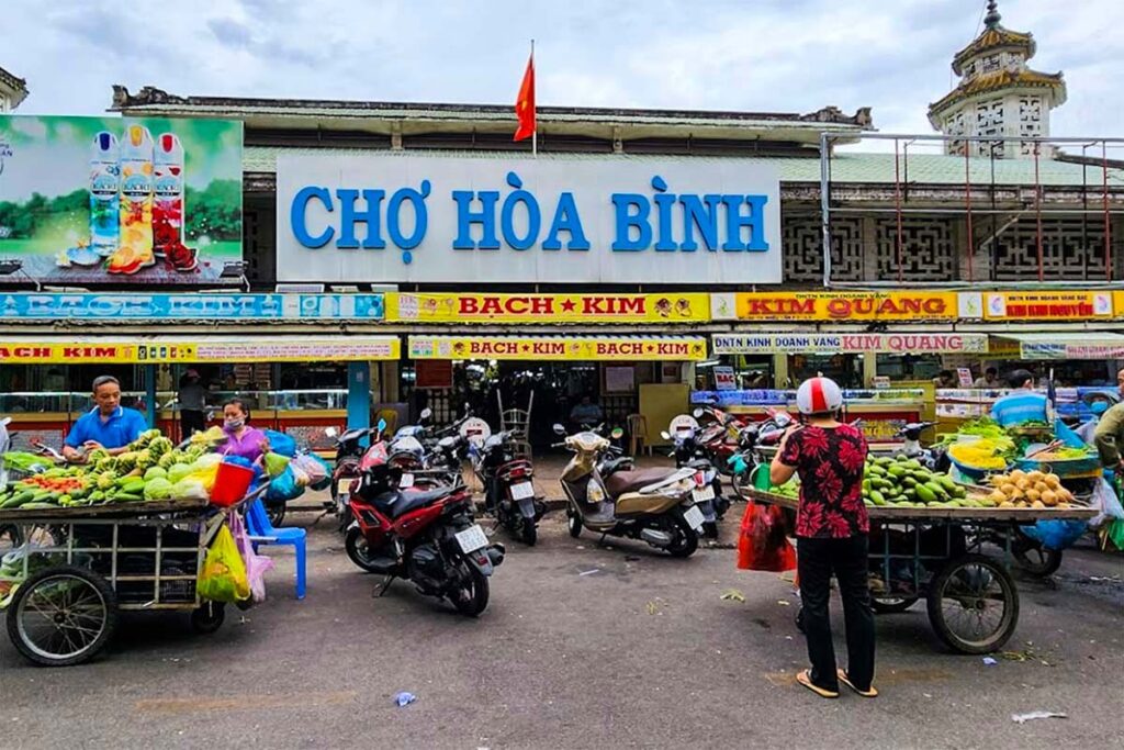 Hoa Binh Market