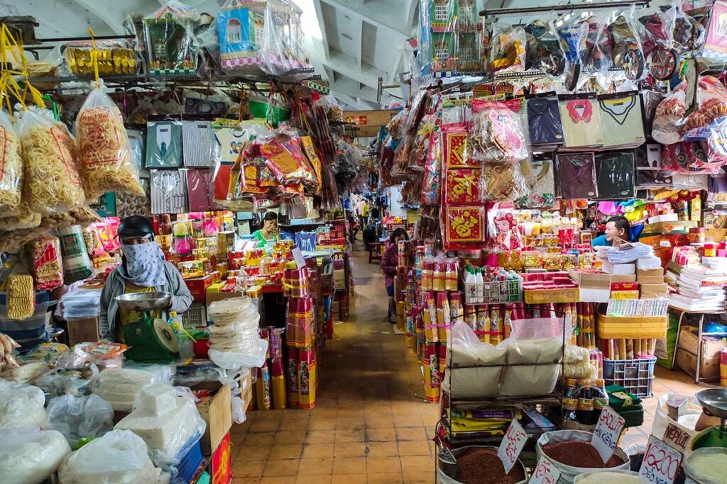 Hoa Binh Market