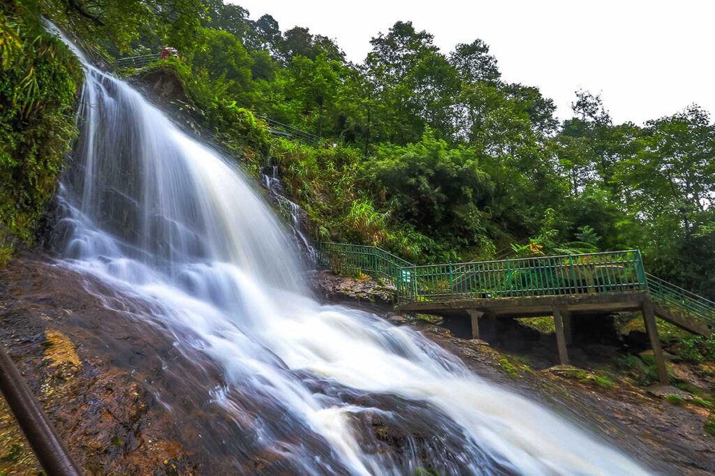 the path alongside the Silver Waterfall