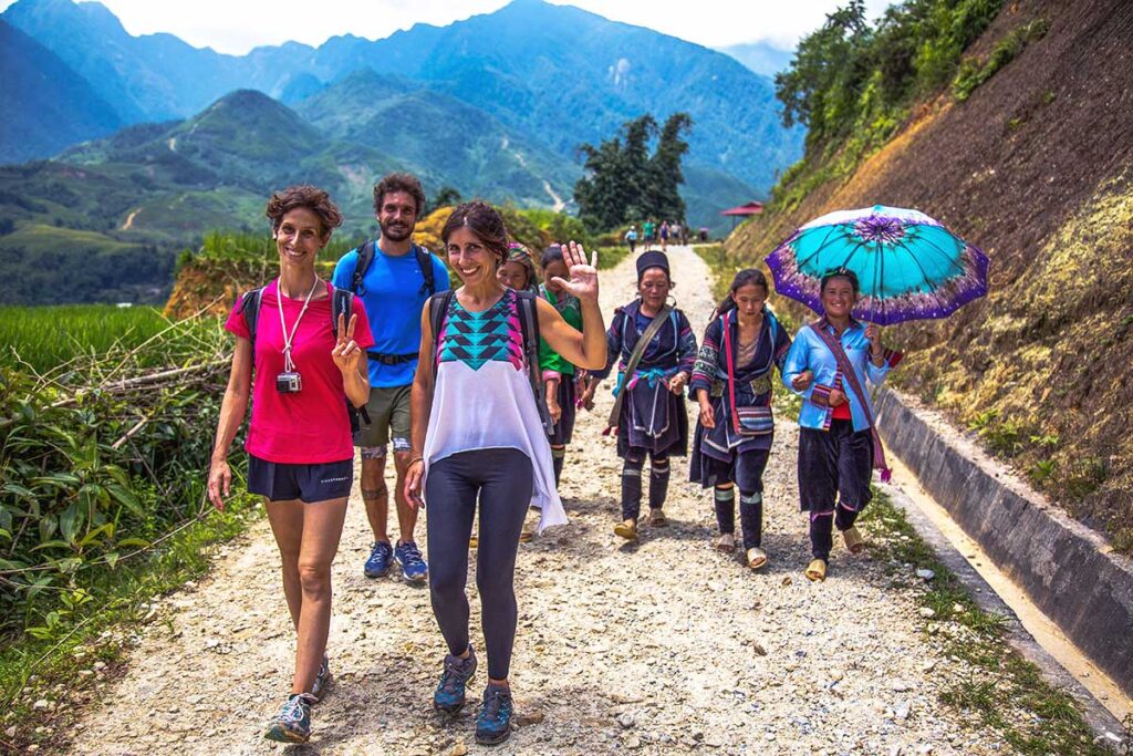 Trekking in Sapa with ethnic pople