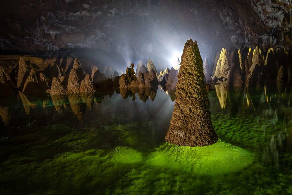 Stunning rock formation in Hang Va Cave