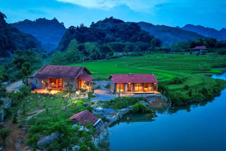 Homestay in Huu Lien surrounded by rice fields, a stream and mountains