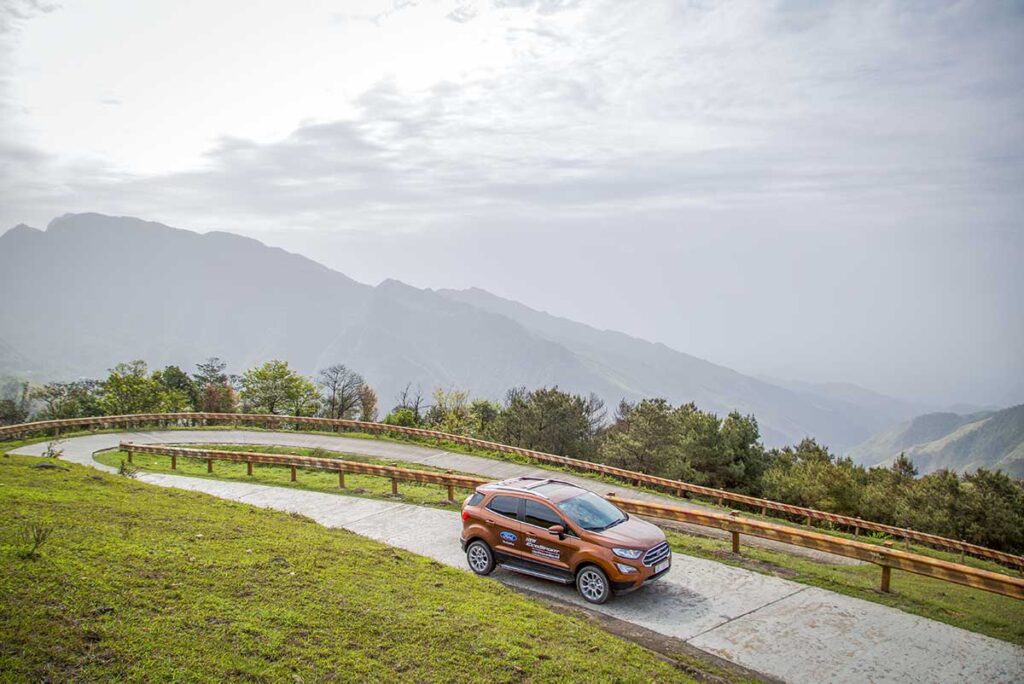 A car driving over a mountain pass in Lang Son - Renting a car in Lang Son