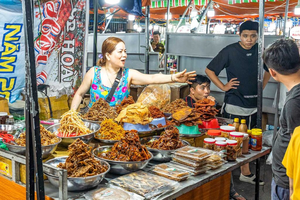 Woman cooking food at the Son Tra Night Market in Da Nang