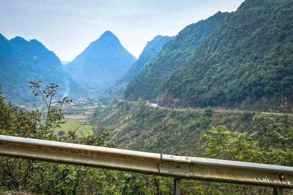 A view of the road of Tam Canh Pass