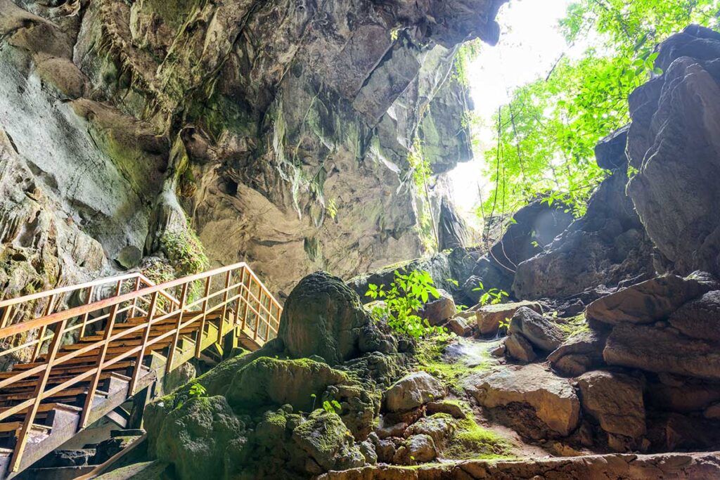 The entrance of Tien Son Cave 