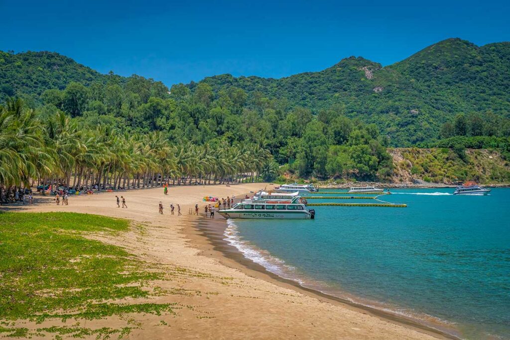 Boats and beach on Cham Island – one of the best day trips from Hoi An for swimming, snorkeling, and relaxing by the sea.