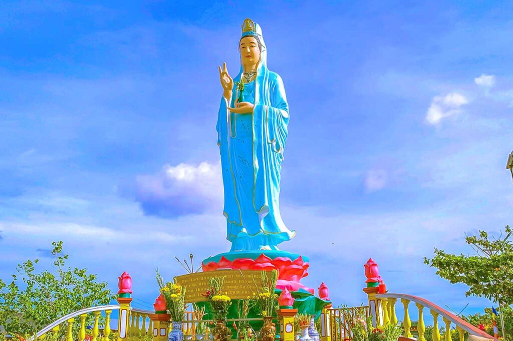 Large statue at Ba Nam Hai in Bac Lieu