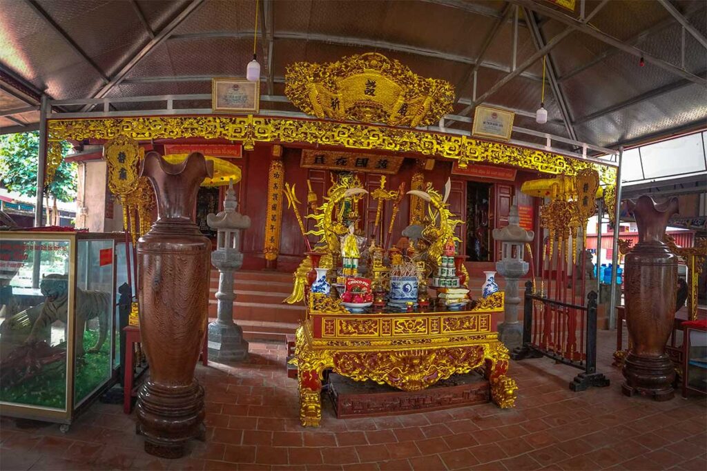 An golden altar inside Bac Ha Temple