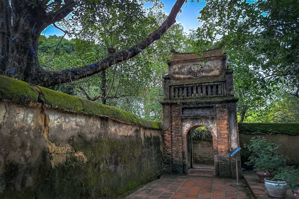 Ancient gate at Bo Da Pagoda