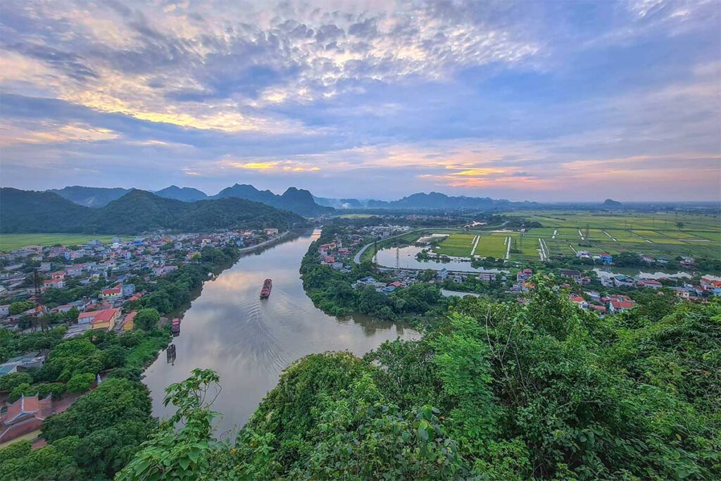 The view from Cam Mountain of a river at Ngu Dong Thi Son
