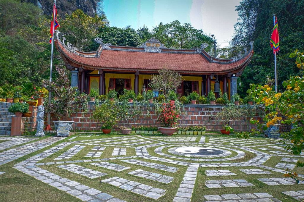 Cave Temple (Hang Pagoda)