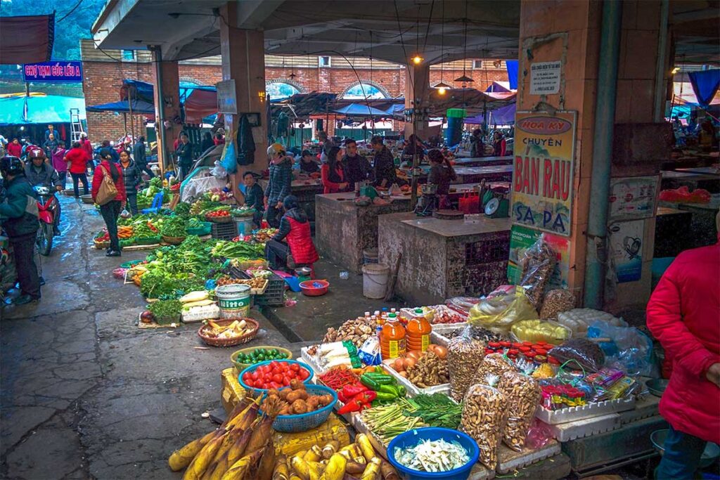 Local people selling food for daily growseries at the Coc Leu Lao Cai market 