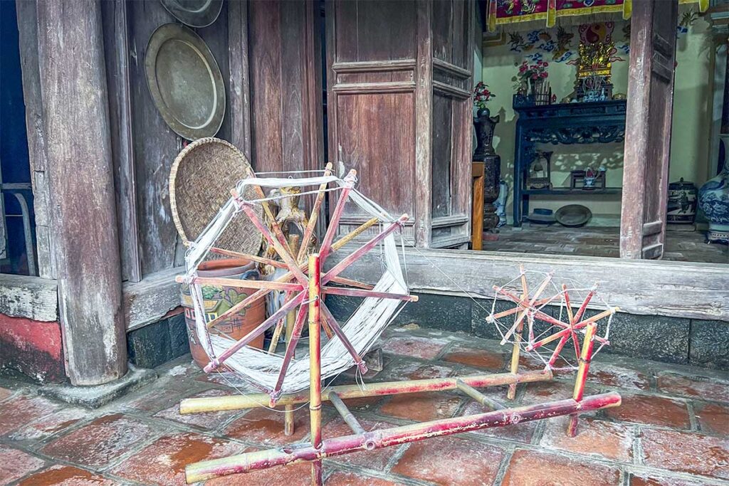 A spinning wheel at an old house at Dong Son Ancient Village