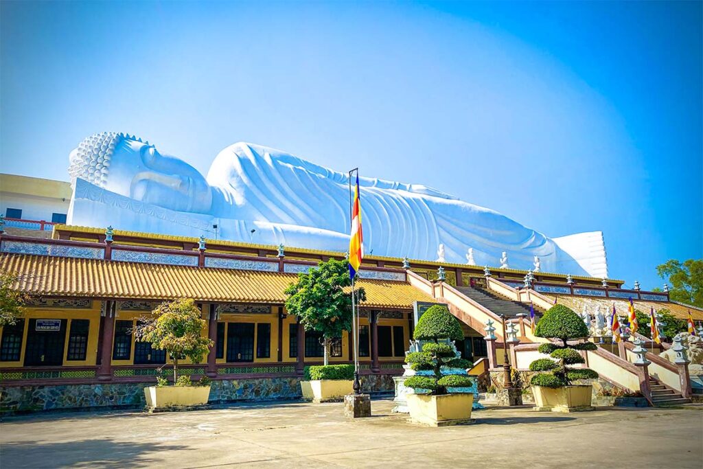 Hoi Khanh Pagoda -reclining white buddha statue