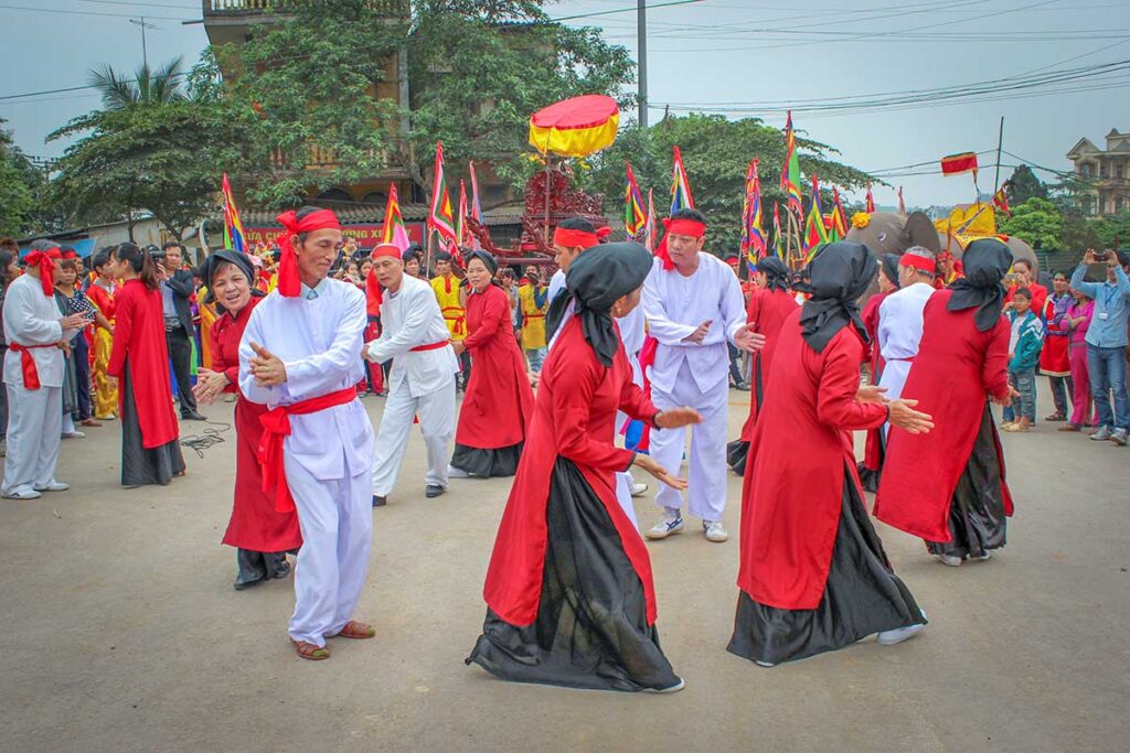 Xoan singing and dancing performance in Phu Tho during Hung Kings Temple Festival