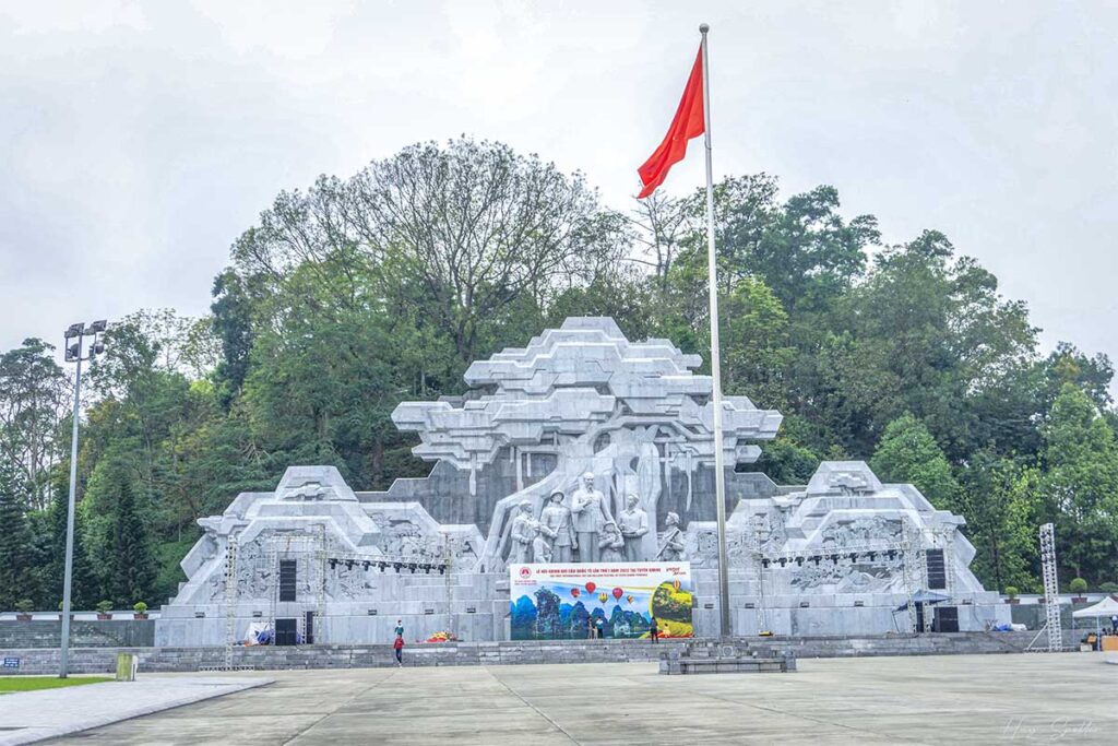 Nguyen Tat Thanh Square with a large statue of Ho Chi Minh and labourers inside the city of Tuyen Quang