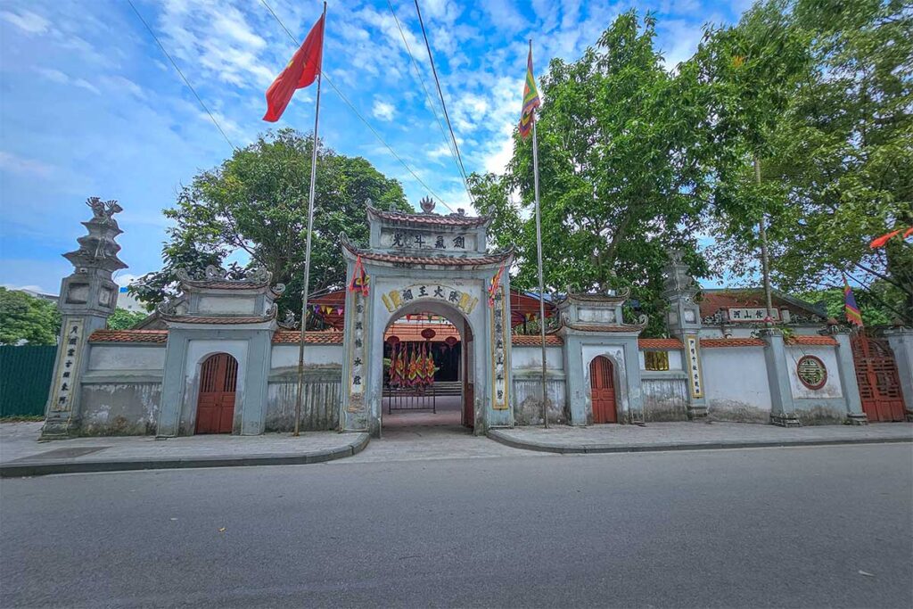A beautiful old entrance gate from a temple seen from Pho Hien (Hien Street / Hien Town)