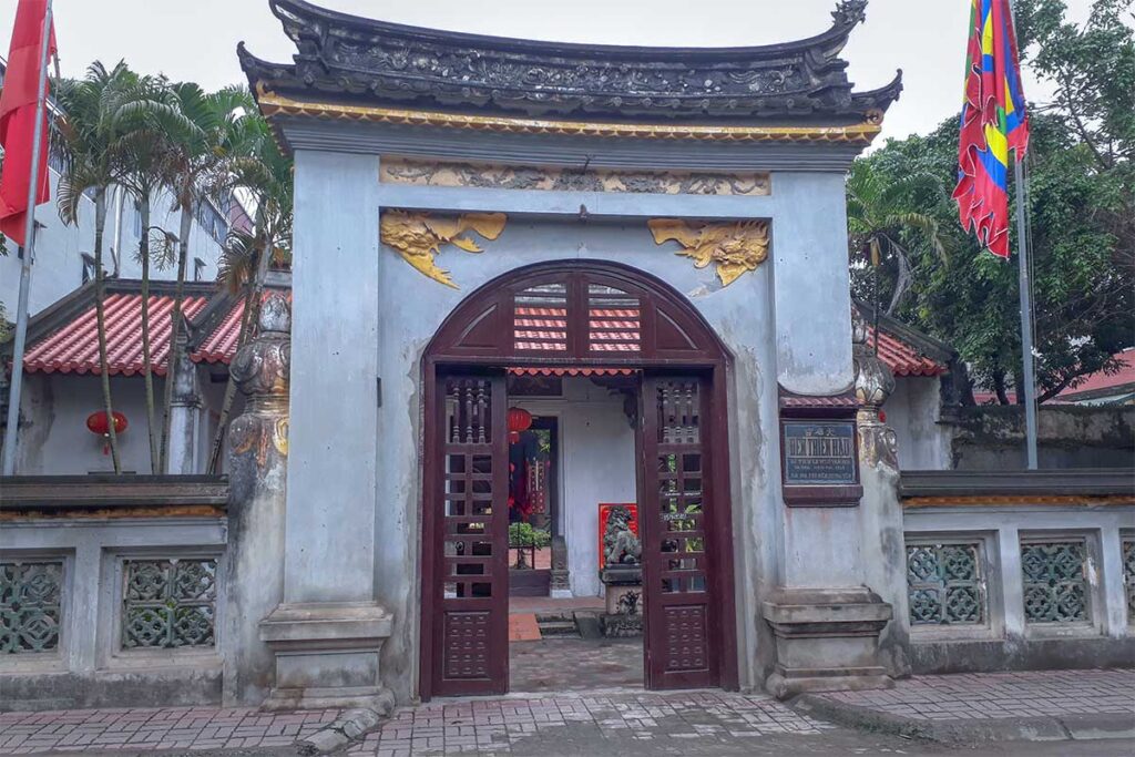 Old entrance gate to small pagoda at Pho Hien (Hien Street / Hien Town)