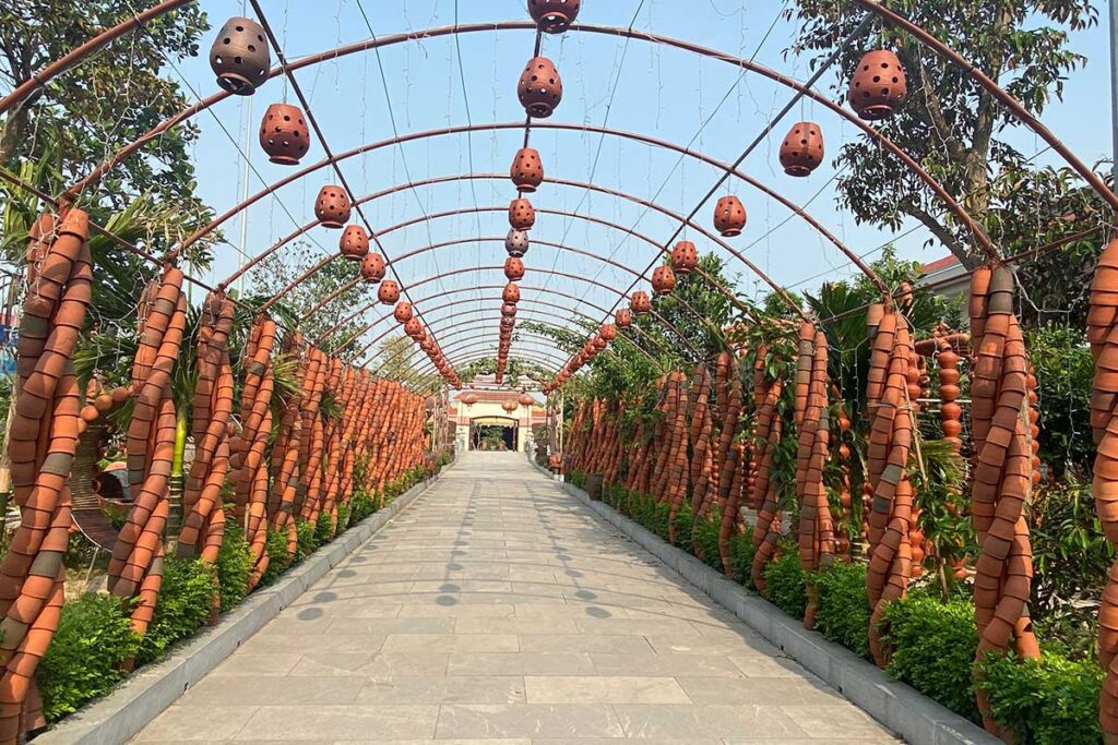 The entrance of Phu Lang Pottery Village
