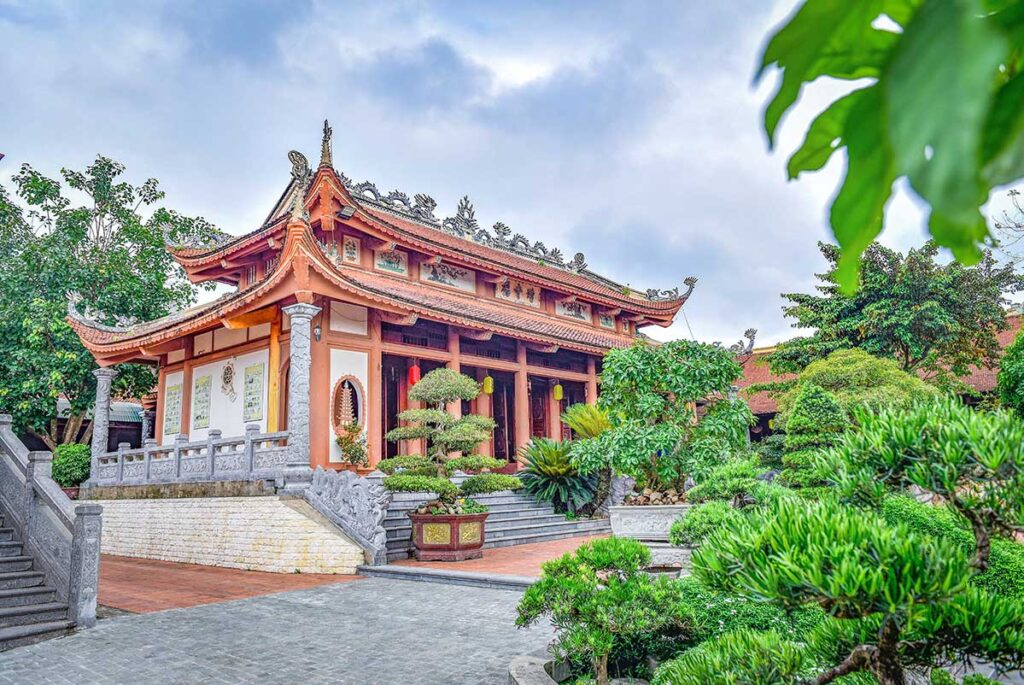 Tang Phuc Pagoda is located in Hac Oa village, Dong Cuong commune, Thanh Hoa city, Thanh Hoa province. The ancient Hac Oa village, also known as Tho Son or Dong Tho, existed thousands of years ago.